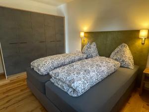 米特西尔Ferienwohnung Traumblick -Familie Seber的一间卧室配有两张带枕头的床。