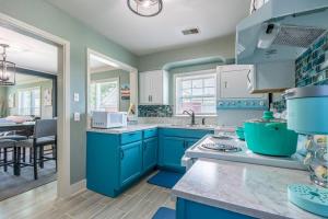 孟菲斯MIKA SPRINGS Beach Inspired Home!的厨房配有蓝色橱柜和台面