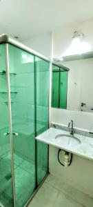 戈亚尼亚Apartamento Aconchegante的一间带水槽和玻璃淋浴的浴室