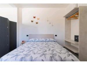 SavaB&B L'Albero d'Oro的一间卧室,卧室内配有一张大床
