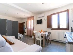 SavaB&B L'Albero d'Oro的客厅设有厨房和桌椅