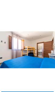 SavaB&B L'Albero d'Oro的一间卧室配有一张带蓝色床罩的床
