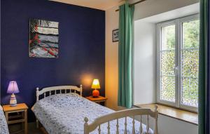Omonville-la-PetiteLa Mainnerie的一间卧室设有一张床和一个窗口
