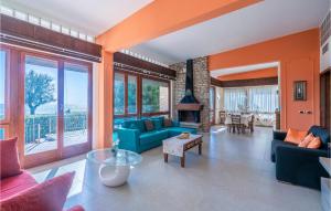 波多尔巴迪诺Awesome Home In Terracina lt With 6 Bedrooms, Wifi And Outdoor Swimming Pool的客厅设有蓝色的沙发和壁炉