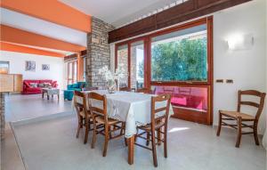 波多尔巴迪诺Nice Home In Terracina lt With House Sea View的一间配备有白色桌椅的用餐室