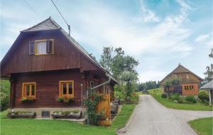 SchwagGorgeous Home In Deutschlandsberg With Wifi的土路上的小木房子