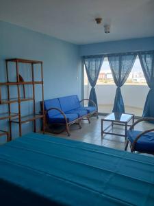 波拉马尔*Tulli Apartmentos Margarita Island*的配有床和两把椅子及一张桌子的房间