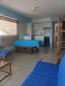 波拉马尔*Tulli Apartmentos Margarita Island*的客厅配有蓝色的桌子和椅子
