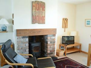 阿克格里尔Fairfield的客厅设有壁炉、沙发和电视。
