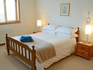 阿克格里尔Fairfield的一间卧室配有一张带两盏灯的大型白色床。