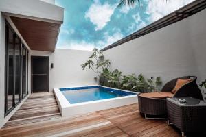 SengkuangWoda Villa & Spa的房屋中间的游泳池