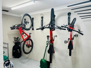 斯瑞德伯Snowcreek 2 Alpine Chalet, Private Garage的挂在墙上的一群自行车