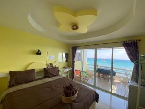 格兰岛วินเนอร์วิว เกาะล้าน的一间卧室配有一张床,享有海景