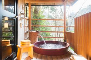 京都陌米吉亚附楼酒店的木制甲板上的大型浴缸