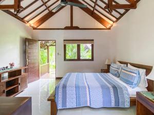 吉利特拉旺安拉姆善意旅馆的一间卧室设有一张床和木制天花板