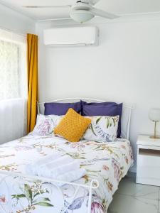 洛甘利The Lux Guest House的一间卧室配有一张带花卉床罩的床