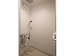 富士吉田市Megu fuji 2021 - Vacation STAY 74533v的带淋浴的浴室(带白色墙壁)