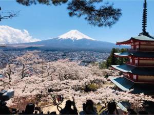 富士吉田市Megu fuji 2021 - Vacation STAY 74533v的一群人看着雪覆盖的山