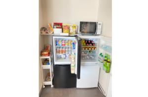 富士吉田市Megu fuji 2021 - Vacation STAY 74539v的厨房配有开放式冰箱和微波炉。