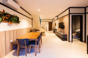 SengkuangWoda Villa & Spa的一间带木桌和椅子的用餐室