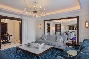 安曼The Ritz-Carlton, Amman的带沙发和吊灯的客厅
