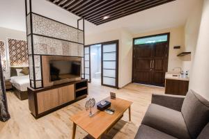 SengkuangWoda Villa & Spa的带沙发和电视的客厅