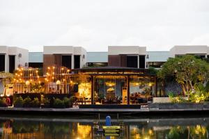 SengkuangWoda Villa & Spa的水体前有灯的建筑物