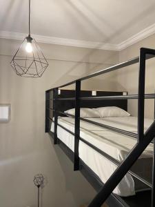 哈尔基斯 克奇肯酒店的一间卧室配有两张双层床和一盏灯。