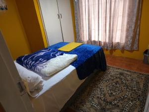 NorthamWAMPEX GUEST HOUSE IN NORTHAM CBD 239 COAL STREET的一间卧室配有一张带蓝色毯子的床