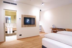 韦尔斯马斯拉以德宾馆的一间设有两张床和一台墙上电视的房间