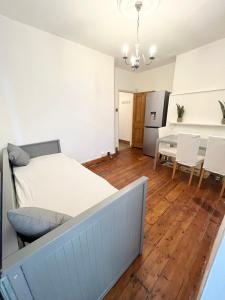 莱尼斯公园Spacious flat with patio garden的卧室配有一张床和一张桌子及椅子