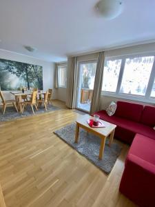 上陶恩Obertauern Fewo Alps-Top 10 by Kamper的客厅配有红色的沙发和桌子