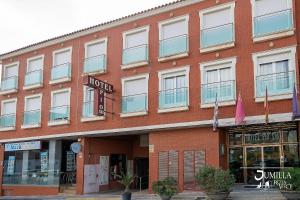 胡米利亚皮奥十二乔米拉酒店的一座红砖建筑,上面有酒店