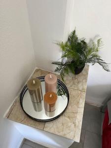 兹拉马Smile studio的一张桌子,上面放着两根蜡烛和一株植物