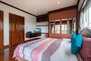 普吉镇Angel Pool Villa Phuket - SHA Exta Plus的一间带大床和电视的卧室