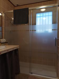 Chauffour-sur-VellLe nid de mésanges的浴室里设有玻璃门淋浴