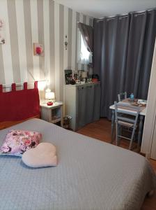Chauffour-sur-VellLe nid de mésanges的一间卧室配有一张带枕头和桌子的床
