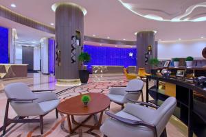 吉隆坡Le Méridien Kuala Lumpur的酒店大堂设有椅子和酒吧