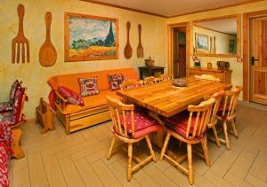 萨奥兹-杜尔克斯Salone House的一间带木桌和椅子的用餐室