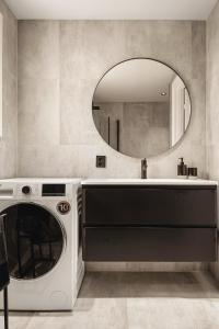 奥达Odda View的一间带镜子的浴室内的洗衣机