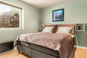 奥达Odda View的一间卧室设有一张大床和一个窗户。