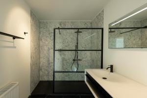 安特卫普UNIEK appartement - mooiste en hoogste uitzicht op Antwerpen! - incl gratis parking的带淋浴和盥洗盆的浴室