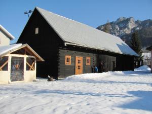 特尔乔夫Chalupa pod lipami的前面有雪的黑色谷仓
