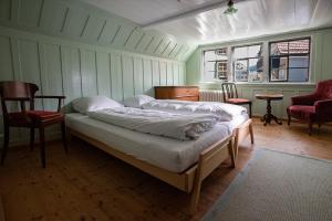 TrogenGasthaus Rössli的一间卧室配有一张床、两把椅子和一个窗户