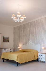圣塔马里亚迪卡斯特天堂酒店 的一间卧室配有一张大床和一个吊灯。