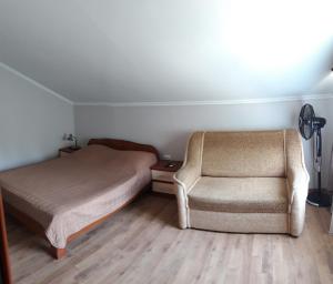 特鲁斯卡韦茨Гостьовий будинок "Natali"的一间卧室配有一张床和一把椅子