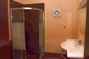 利雅德Al Orouba Hotel的带淋浴和盥洗盆的浴室