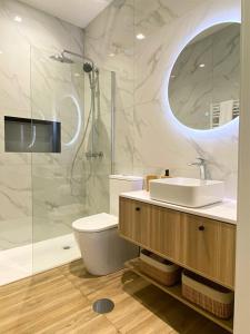 孔迪镇Alamedastudio的浴室配有卫生间、盥洗盆和淋浴。