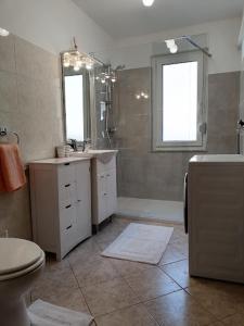 博维茨Apartment Vida的一间带卫生间、水槽和镜子的浴室