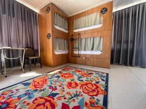 安塔利亚Deer Hostel & Hotel的火车地板上带花地毯的房间